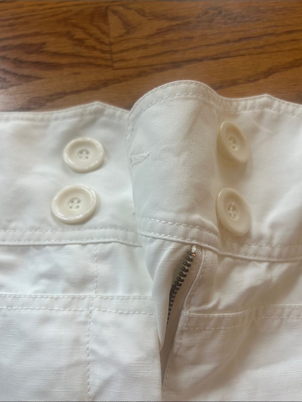 Vintage BCBGMaxAzria Runway White Shorts Size 2 - Picture 14 of 14